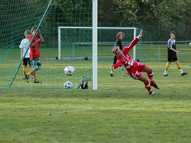 2007_0503_06.JPG - 3:e straffen i mål, 3-4 genom Kajsa Rudengård